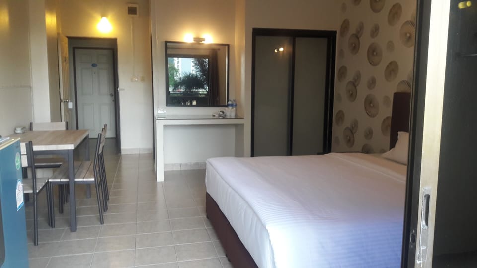 Deluxe Double Room, Balcony | Desk, blackout drapes, rollaway beds (surcharge), WiFi (free)