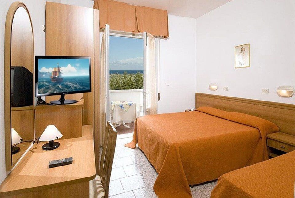 In-room safe, desk, free WiFi