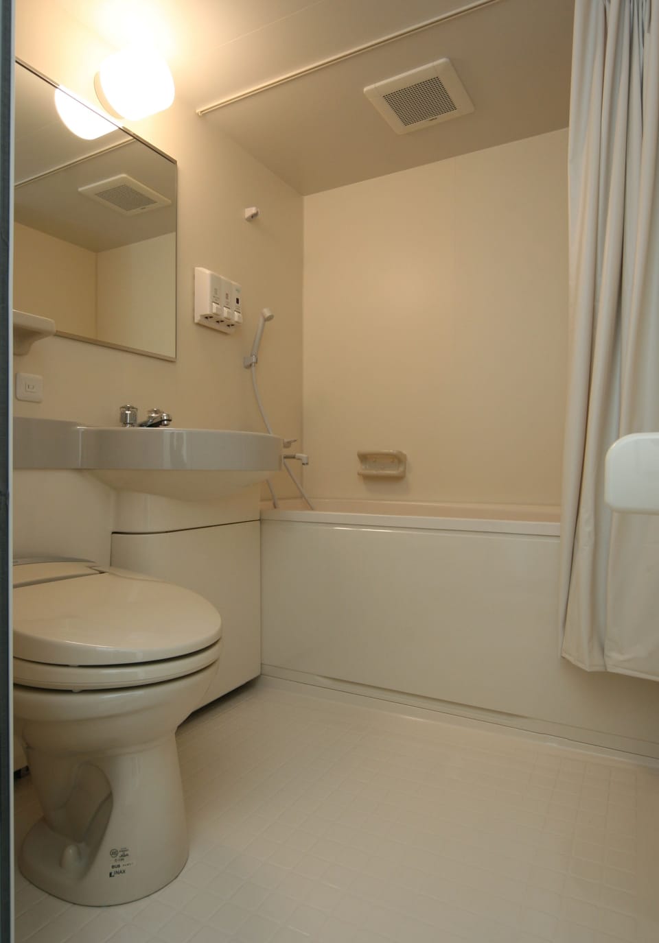 Combined shower/tub, free toiletries, hair dryer, slippers