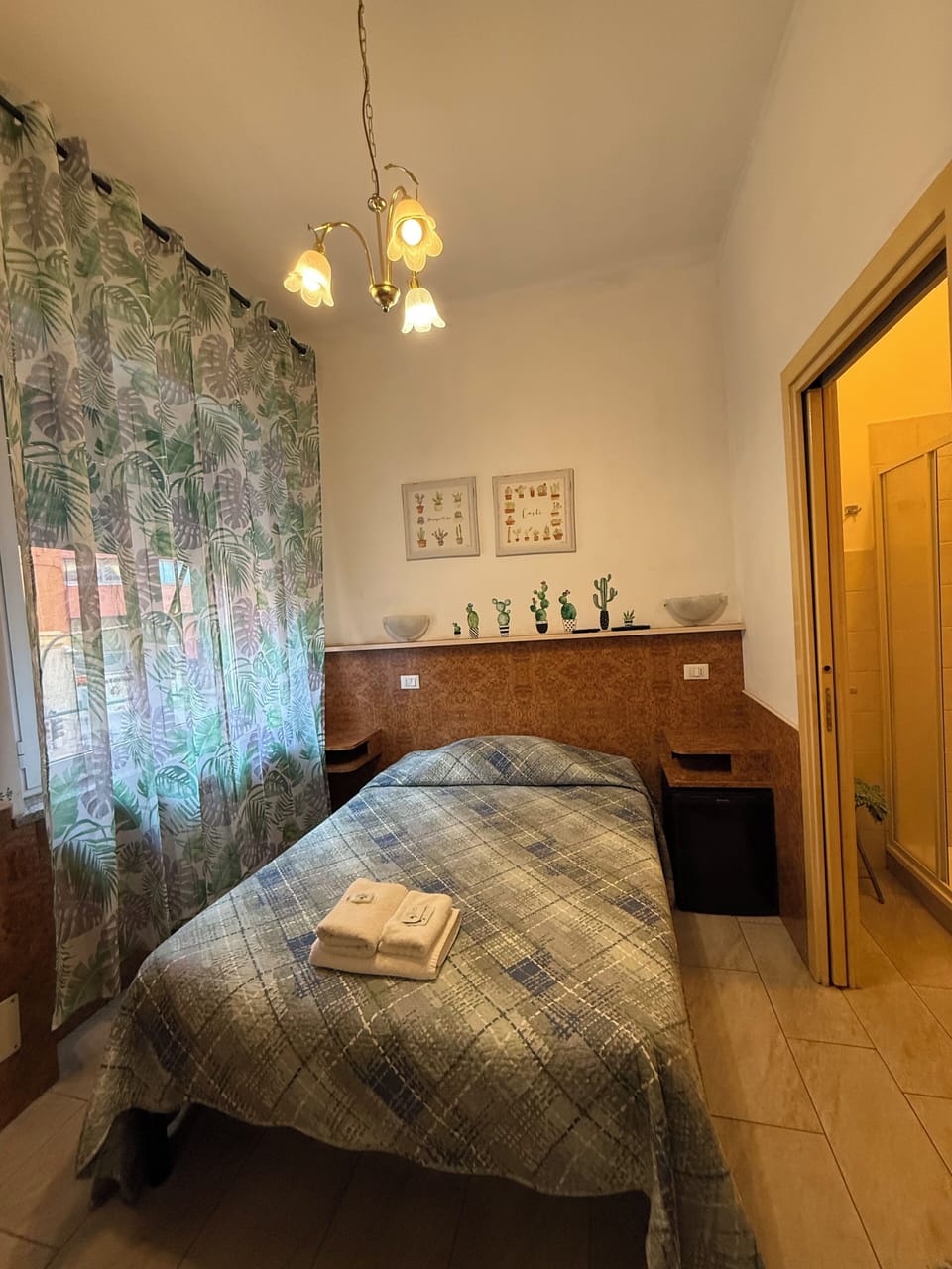 Deluxe Double Room | Desk, WiFi (free), bed sheets