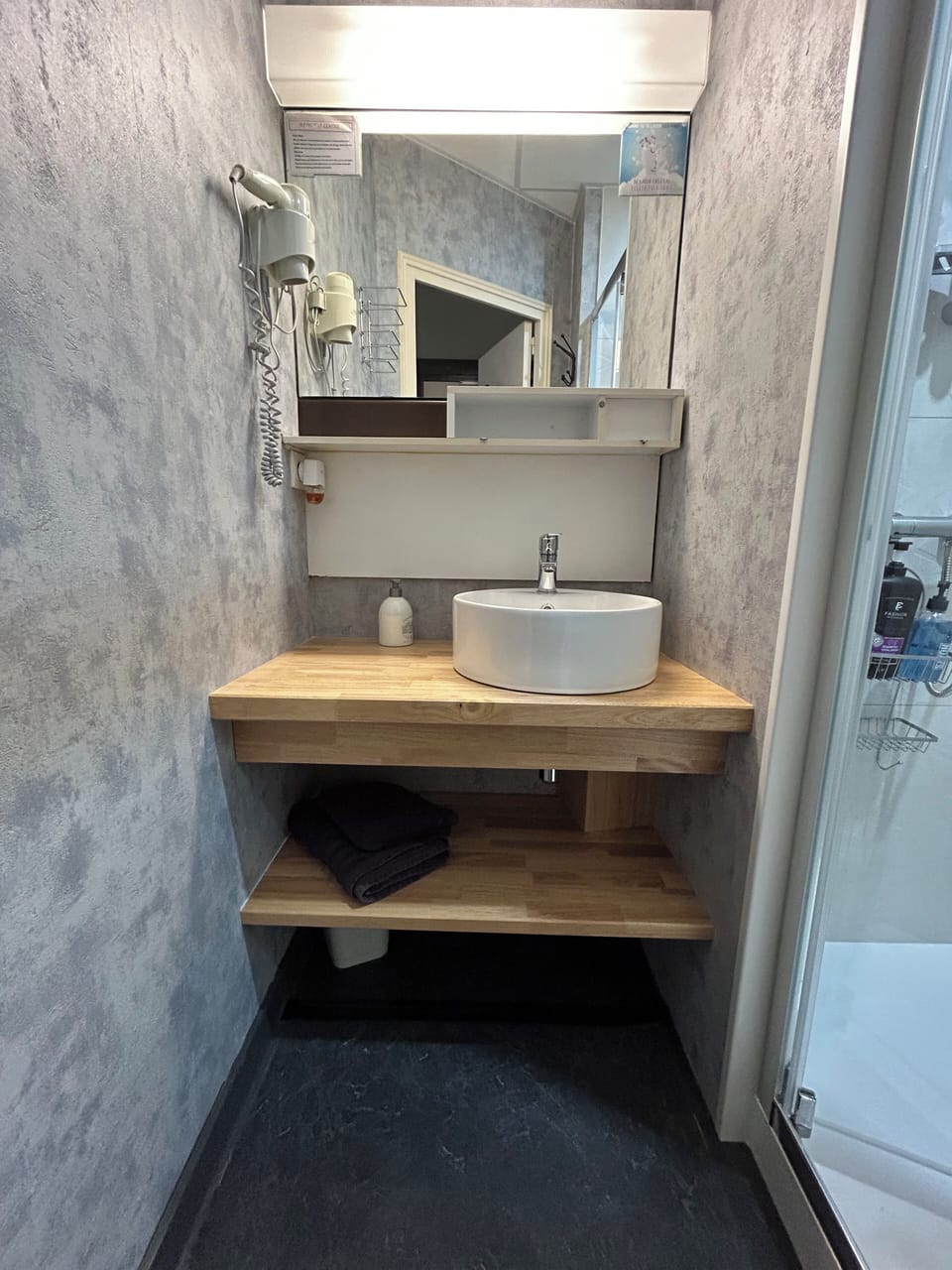 Triple Room | Bathroom | Shower, free toiletries, hair dryer, towels