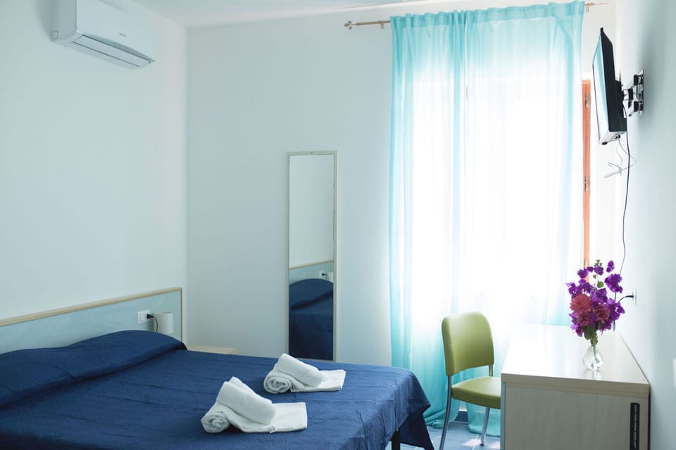 Economy Double Room | Minibar, desk, cribs (surcharge), bed sheets