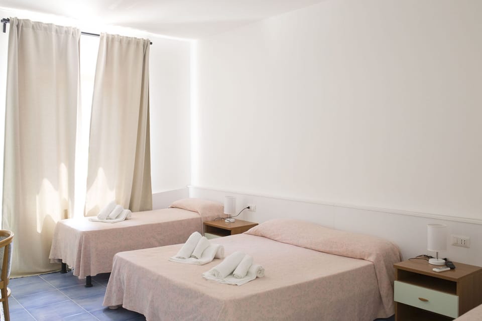Quadruple Room | Minibar, desk, cribs/infant beds, bed sheets