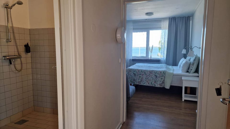 Standard Double Room, 2 Twin Beds, Ensuite, Ocean View | Hypo-allergenic bedding, free WiFi, bed sheets