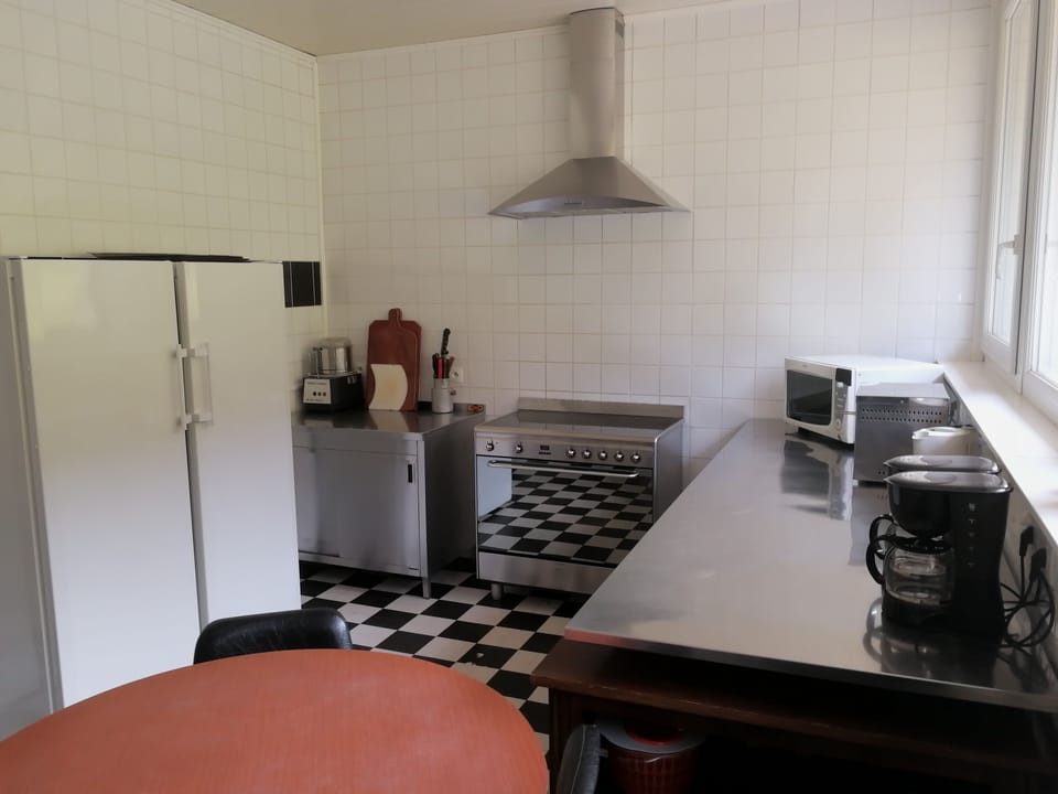 Superior Cottage | Private kitchen | Shared fridge, microwave