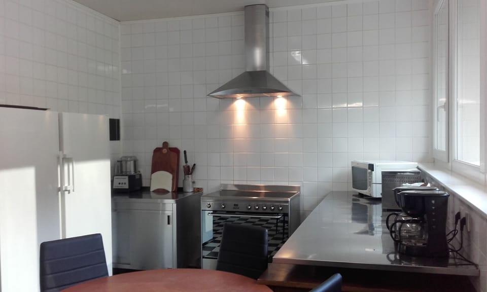 Superior Cottage | Shared kitchen | Shared fridge, microwave