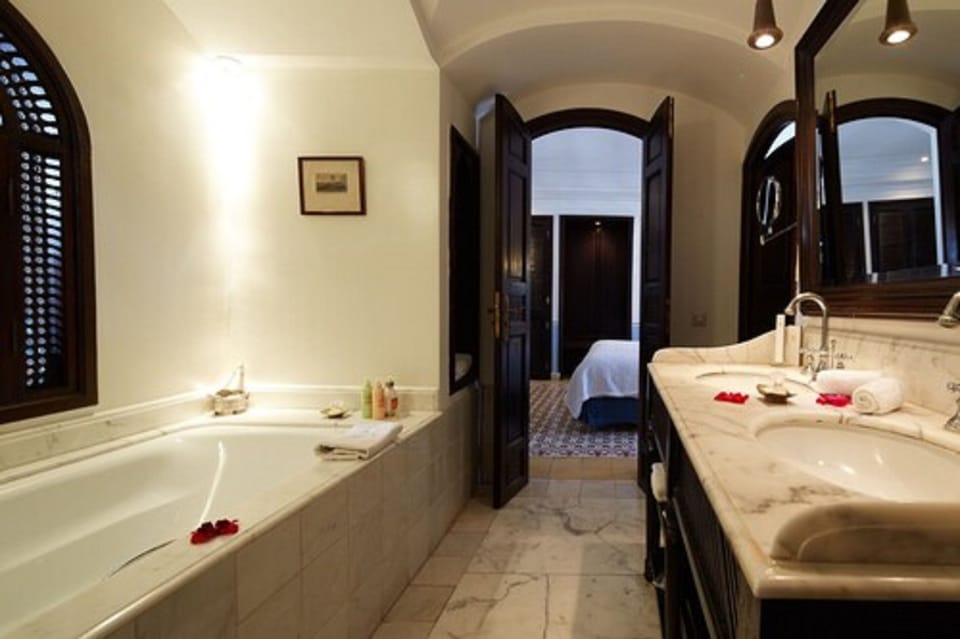 Classic Suite, 1 Double Bed, Non Smoking, Courtyard View | Bathroom | Shower, designer toiletries, hair dryer, bathrobes
