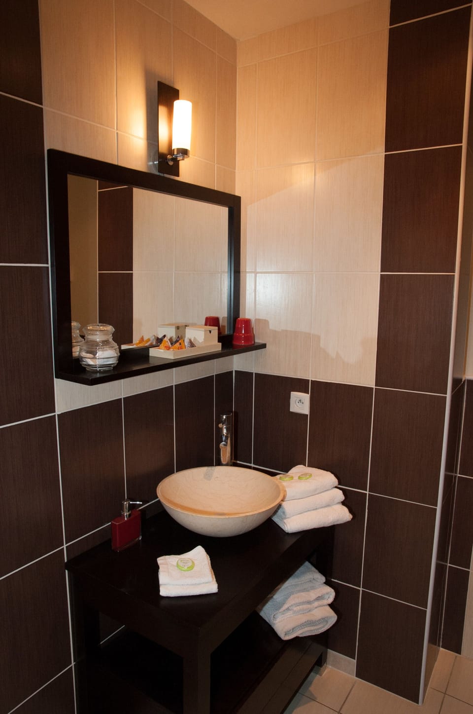 Triple Room | Bathroom | Shower, rainfall showerhead, free toiletries, hair dryer