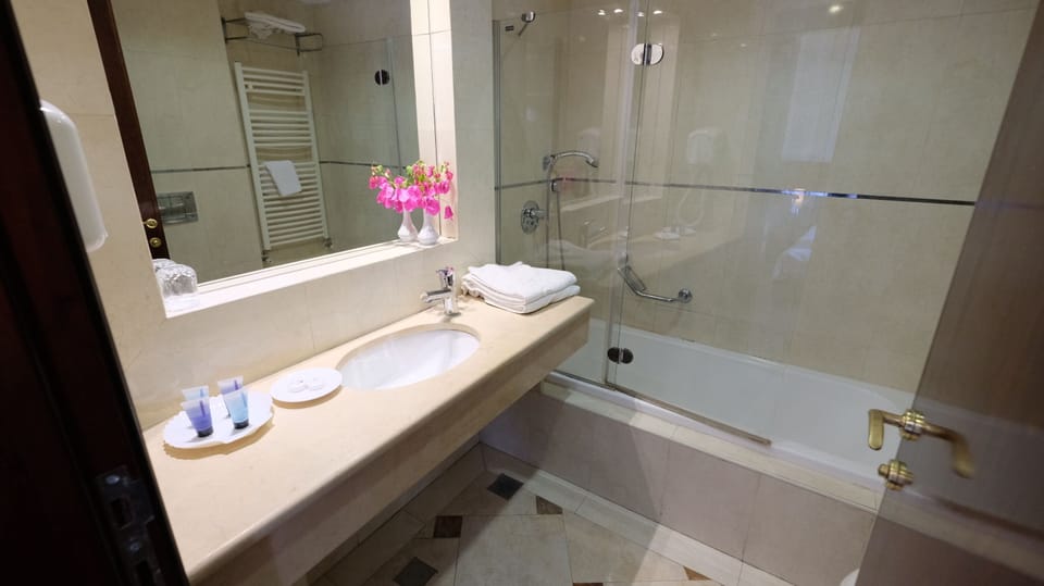 Bathtub, deep soaking tub, free toiletries, hair dryer