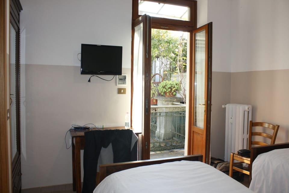 Basic Double or Twin Room, 1 Bedroom, Courtyard Area | Desk, WiFi (free), bed sheets