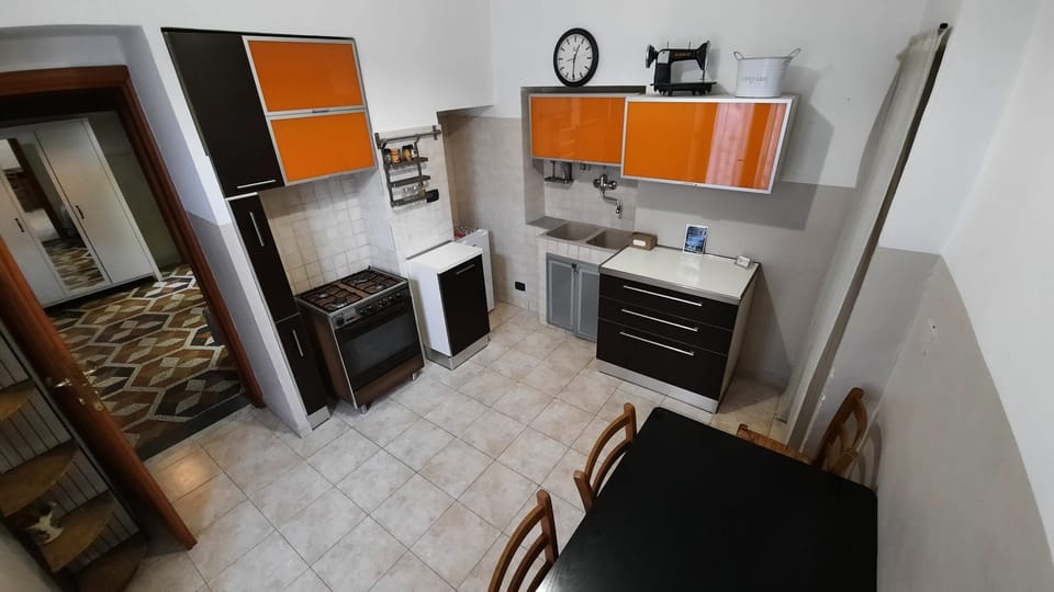 Family Room | Private kitchen | Shared fridge, paper towels