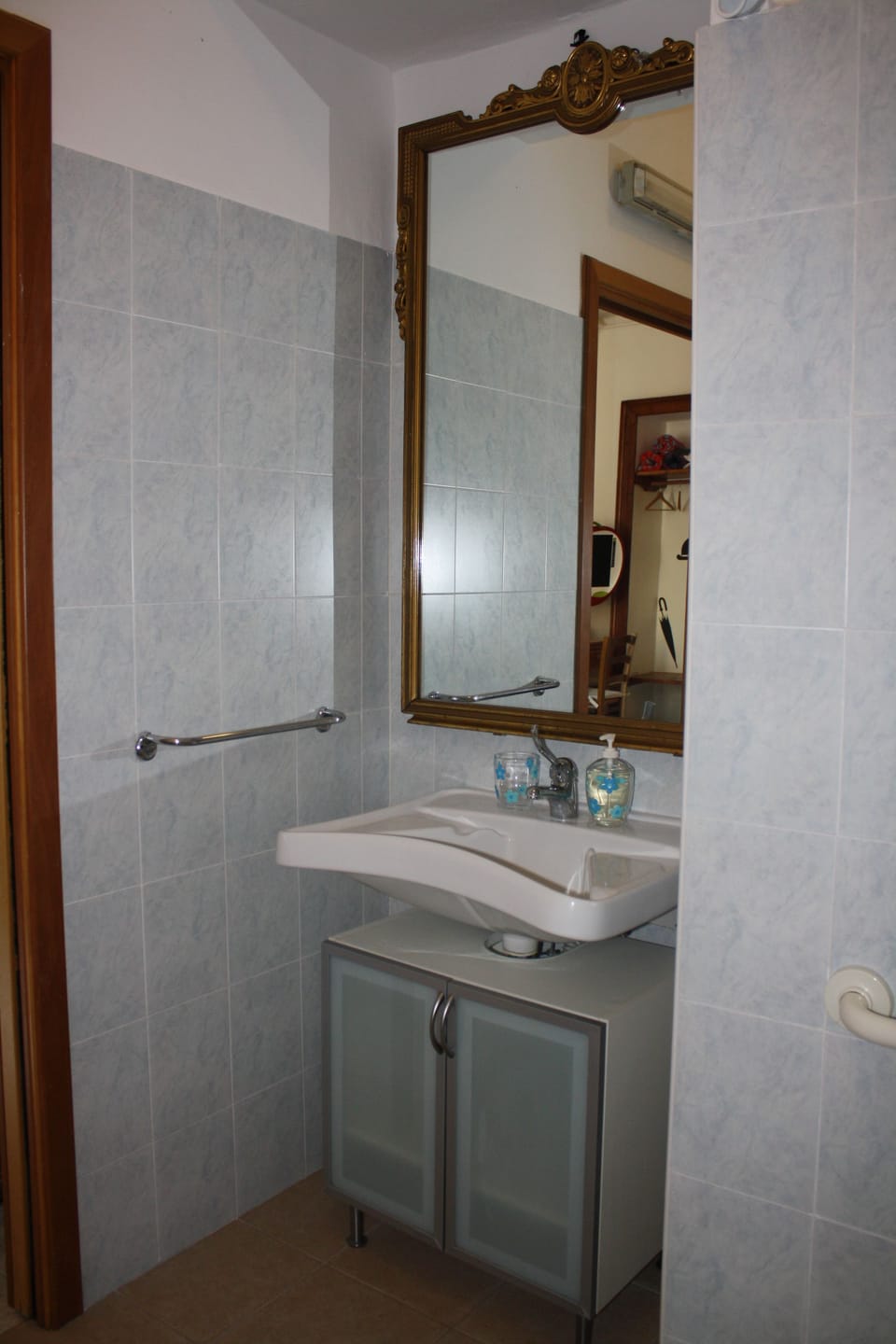 Bathroom sink