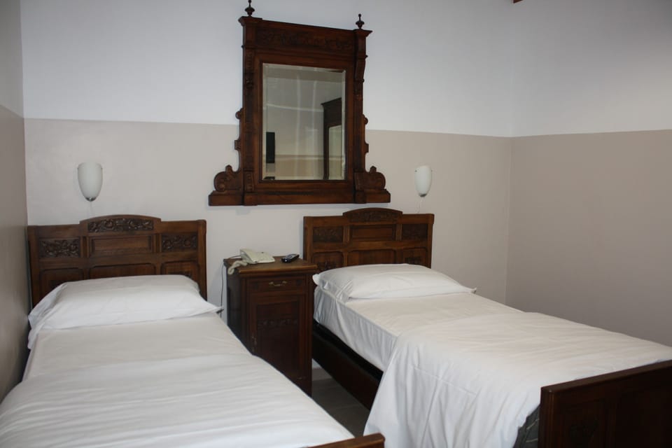 Basic Double or Twin Room, 1 Bedroom, Courtyard Area | Desk, WiFi (free), bed sheets