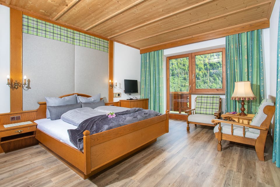 Hypo-allergenic bedding, Select Comfort beds, in-room safe