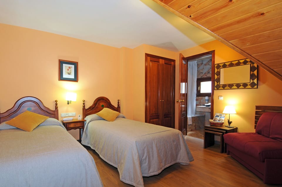 Quadruple Room, Accessible | Desk, free WiFi, bed sheets