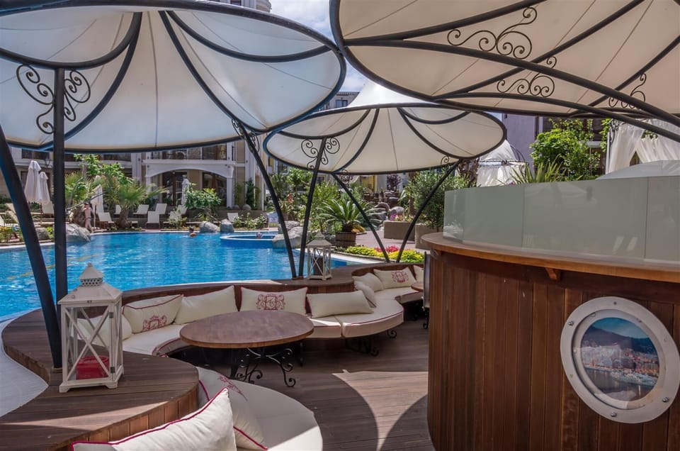 Poolside bar