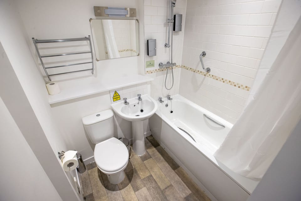 Double Room | Bathroom | Free toiletries, hair dryer, towels