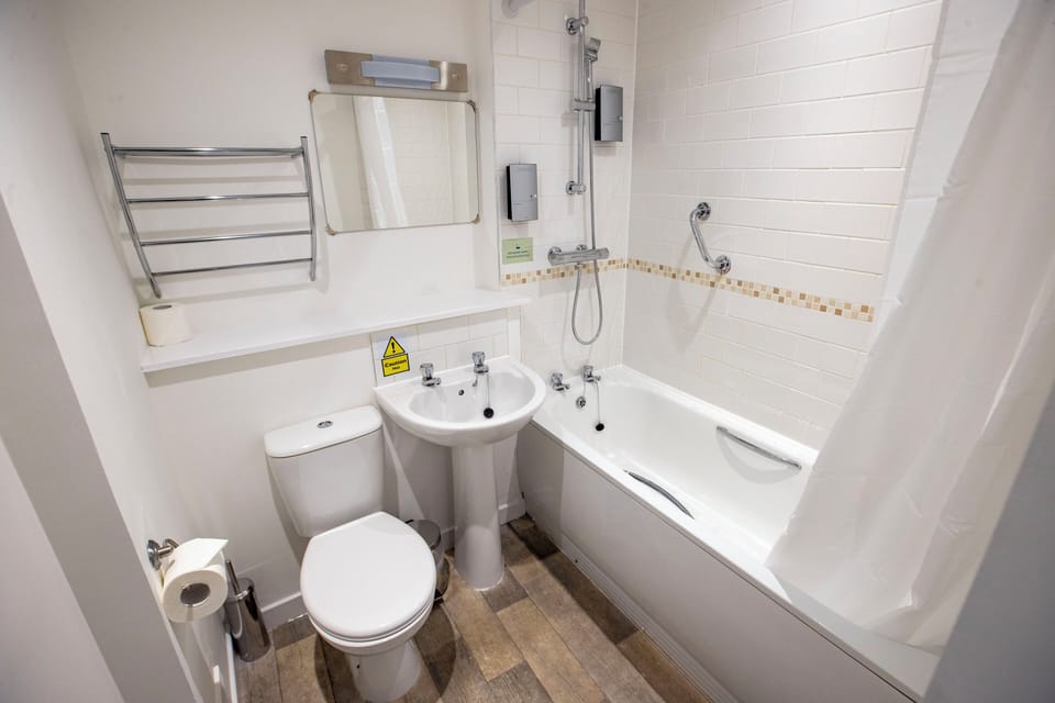 Twin Room | Bathroom | Free toiletries, hair dryer, towels