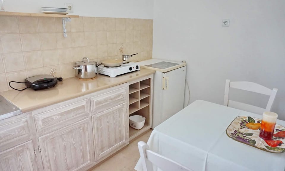 Studio (For 3) | Private kitchenette | Full-size fridge, stovetop