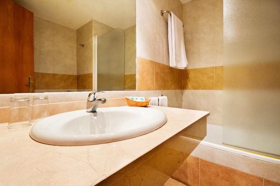 Combined shower/tub, deep soaking tub, hair dryer