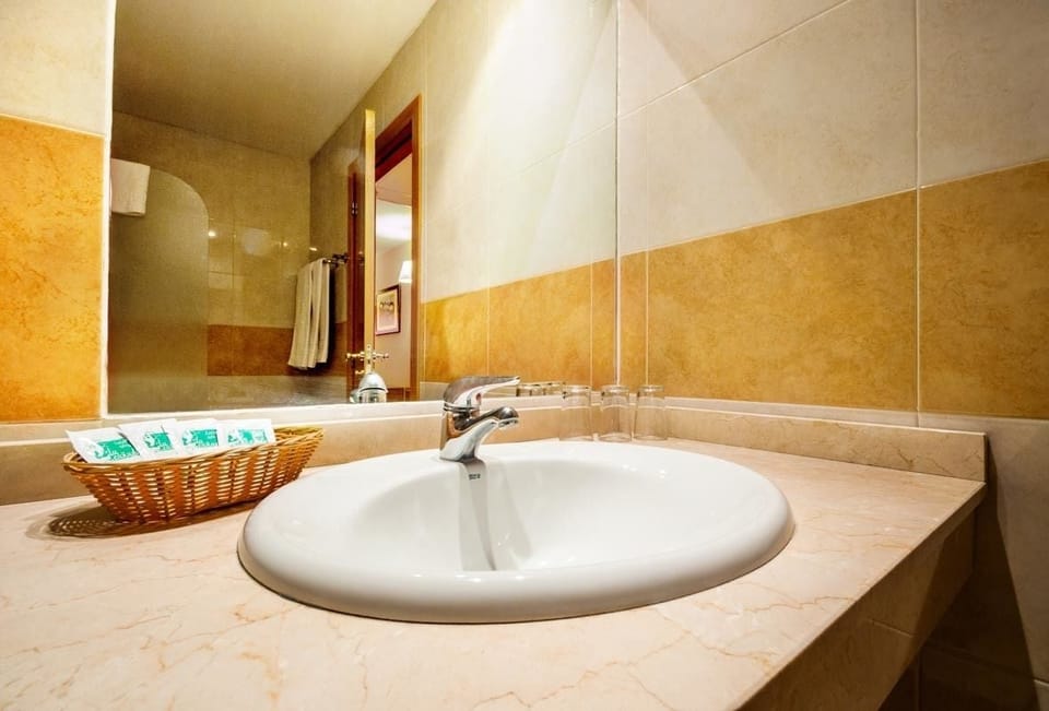 Combined shower/tub, deep soaking tub, hair dryer