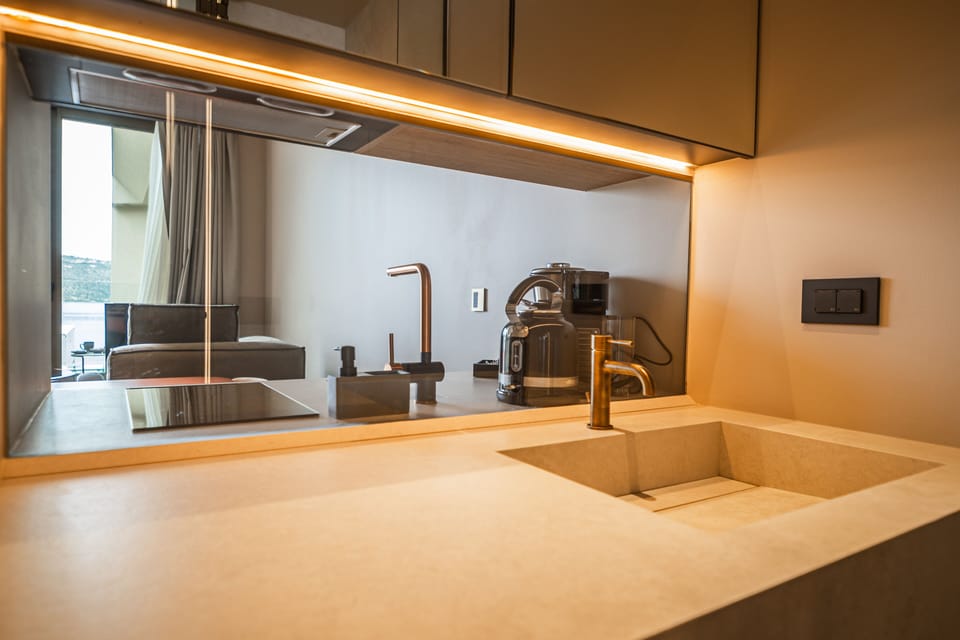 Oniros Suite | Premium bedding, pillowtop beds, minibar, in-room safe