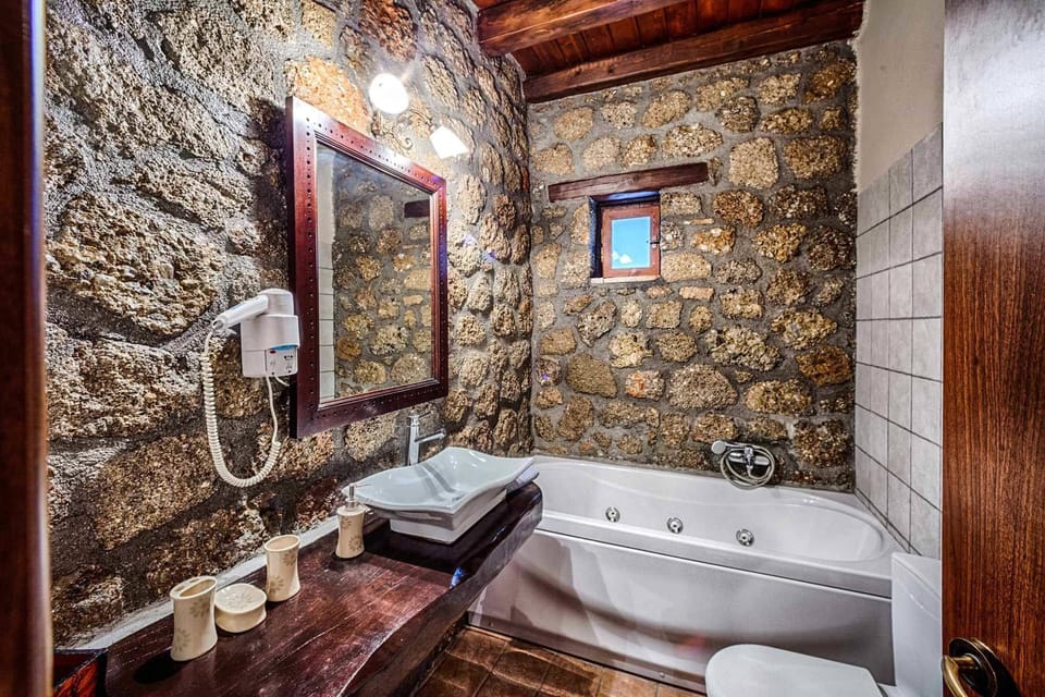 Double Room, Jetted Tub | Bathroom | Separate tub and shower, jetted tub, free toiletries, hair dryer