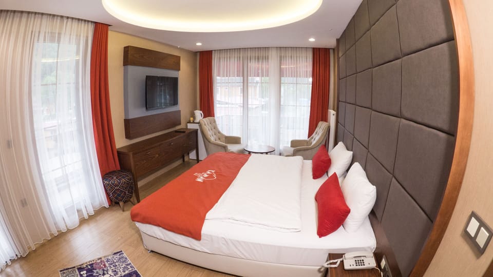 Family Suite | Minibar, in-room safe, desk, soundproofing