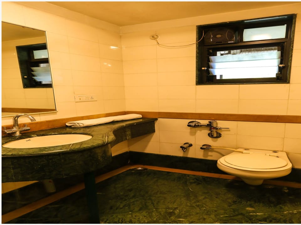 Executive Double Room | Bathroom | Rainfall showerhead, free toiletries, towels