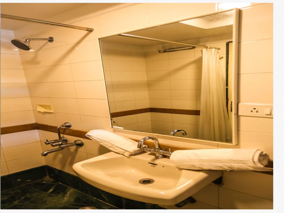 Executive Double Room | Bathroom | Rainfall showerhead, free toiletries, towels