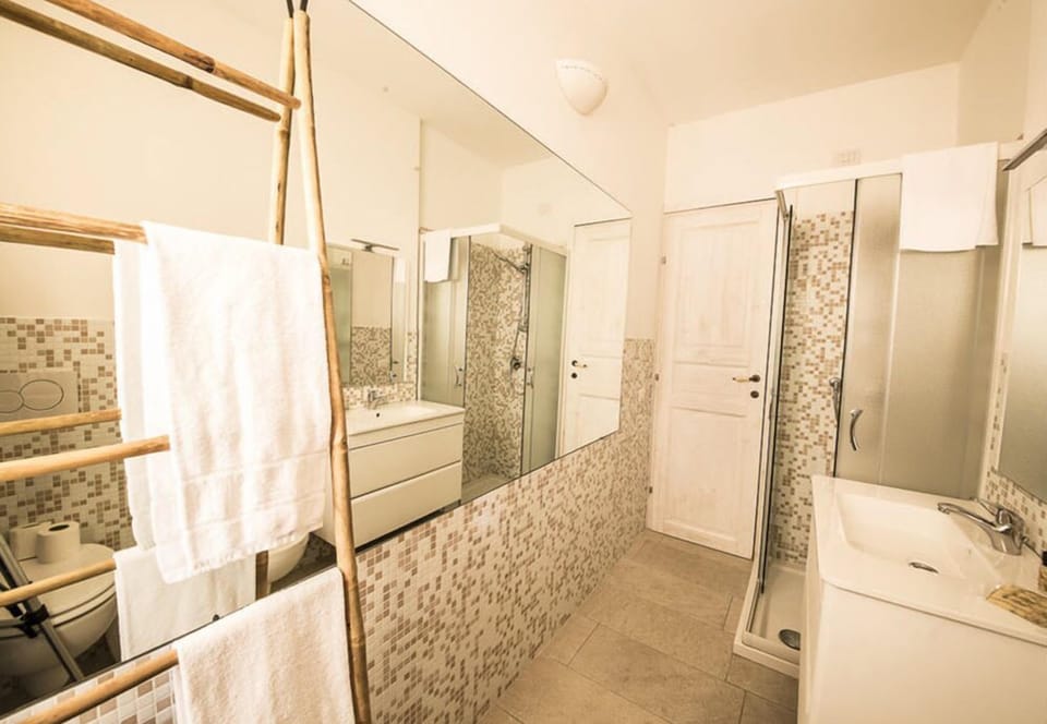 Shower, free toiletries, hair dryer, bidet