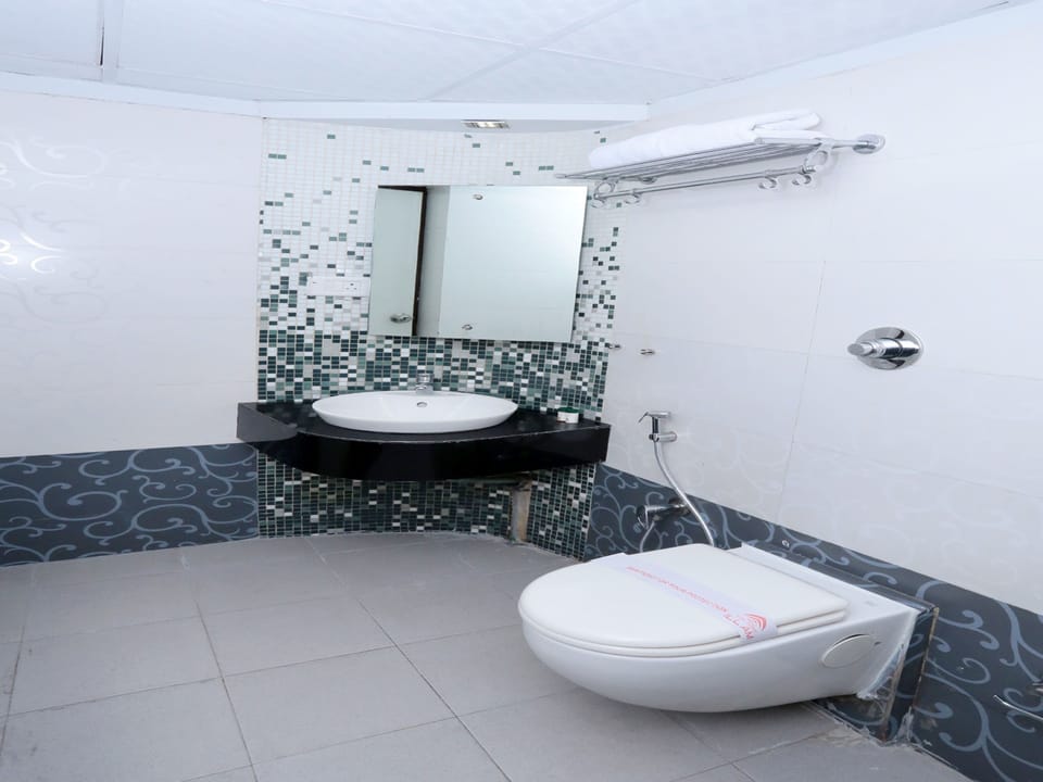 Double or Twin Room | Bathroom | Shower, free toiletries, towels