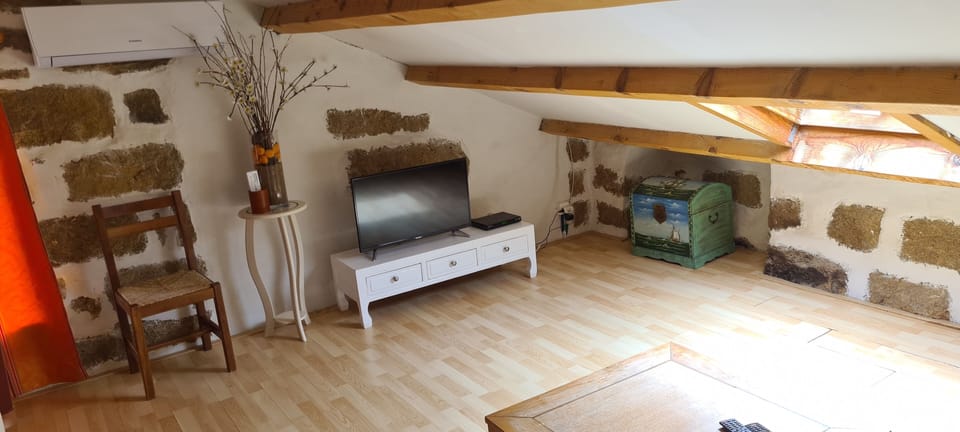 Romantic Loft, Non Smoking (Aston & Djinn) | Premium bedding, cribs (free), WiFi (free), individually decorated