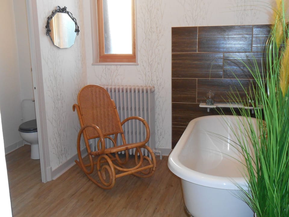 Superior Triple Room | Bathroom | Shower, free toiletries, towels