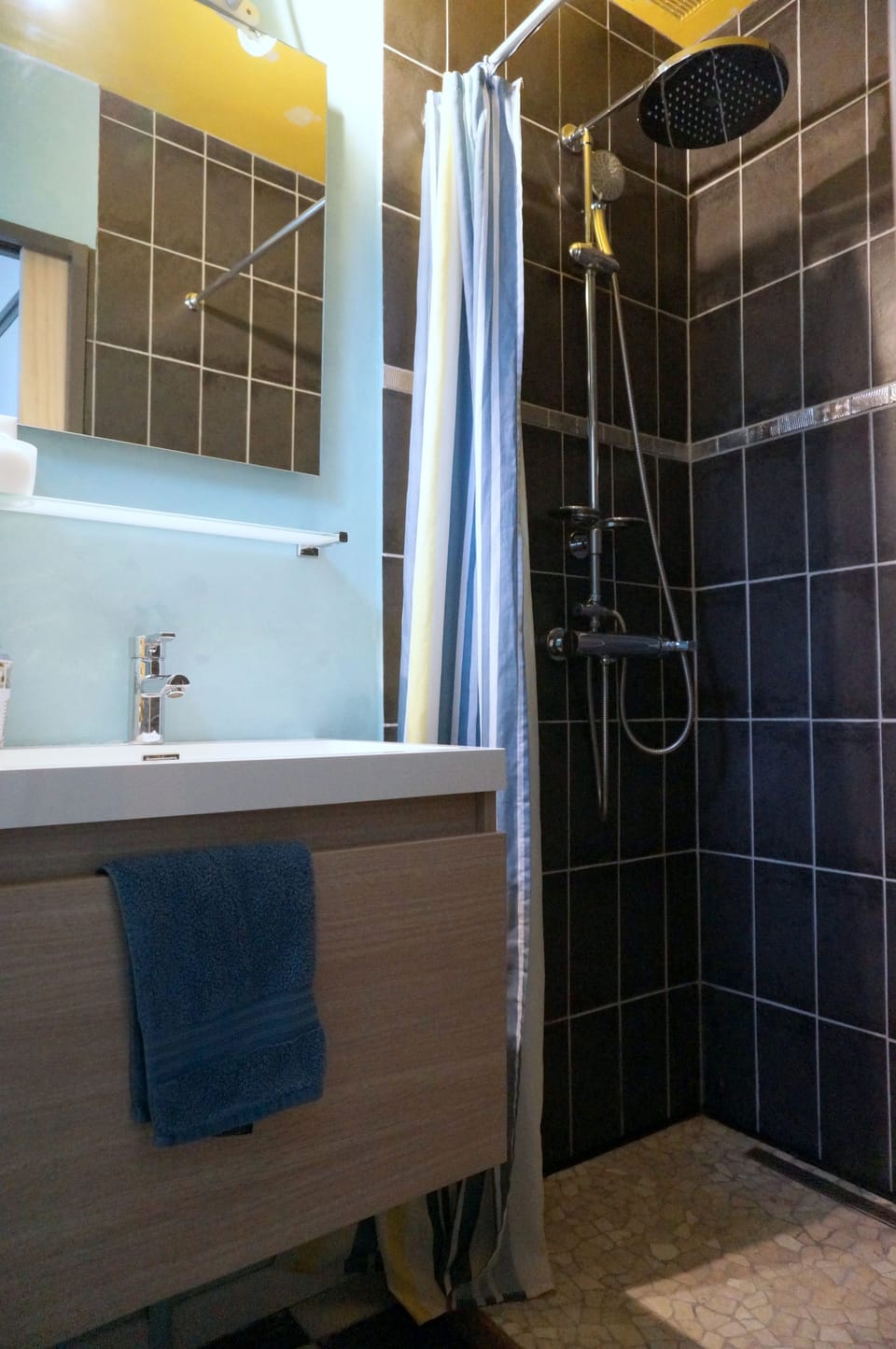 Twin Room (Ile d'Yeu) | Bathroom | Shower, rainfall showerhead, free toiletries, hair dryer