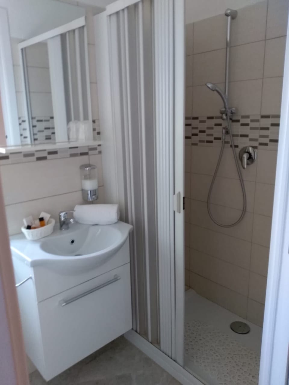 Double or Twin Room | Bathroom | Shower, free toiletries, hair dryer, bidet