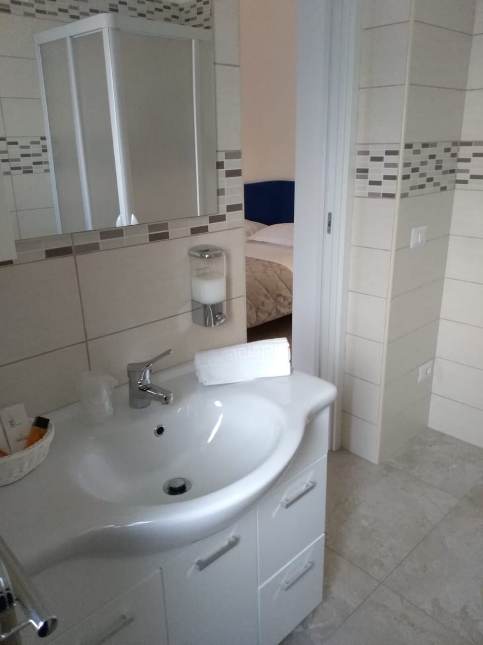 Double or Twin Room | Bathroom | Shower, free toiletries, hair dryer, bidet