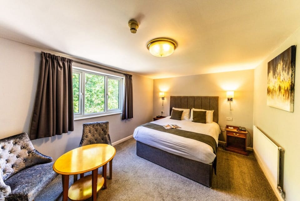 Deluxe Room, 1 King Bed, Garden View | Desk, laptop workspace, iron/ironing board, free WiFi