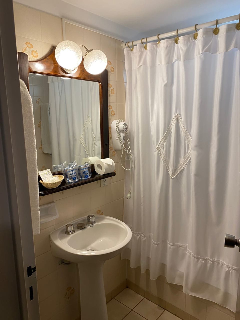 Superior Room, 3 Twin Beds | Bathroom | Shower, free toiletries, bidet, towels