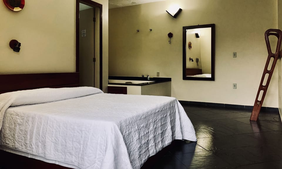 Suite, Hot Tub | Minibar, in-room safe, desk, bed sheets