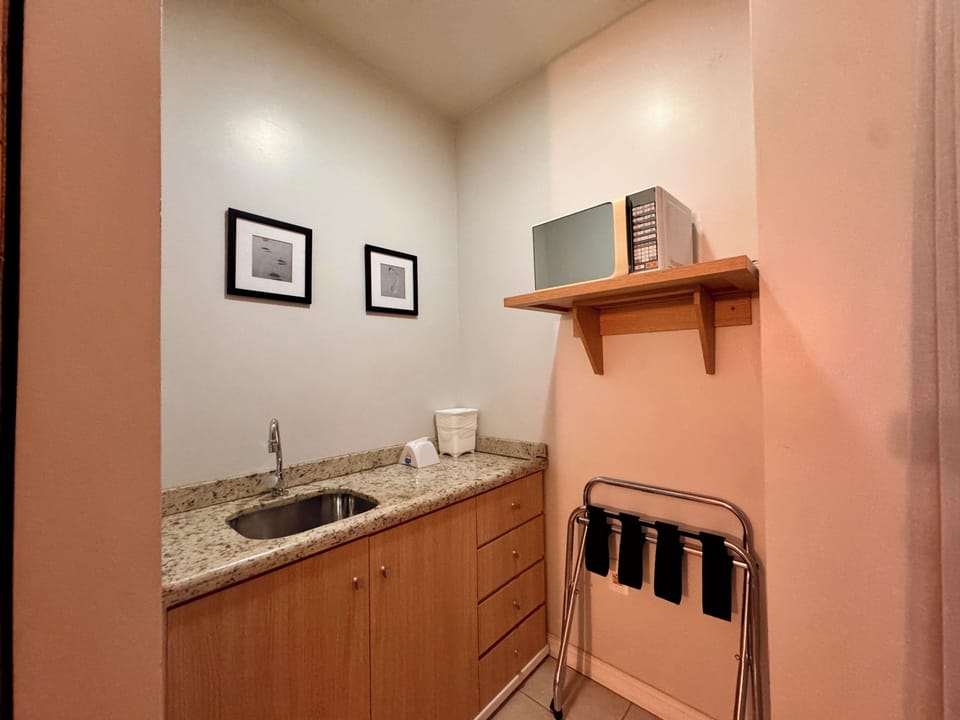 Deluxe Room | Desk, laptop workspace, blackout drapes, WiFi (free)