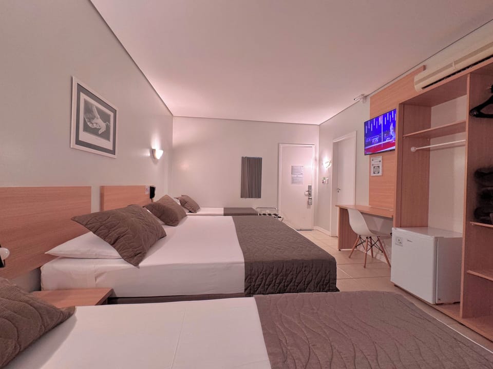 Family Room | Desk, laptop workspace, blackout drapes, free WiFi