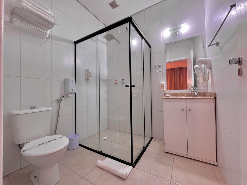 Executive Room | Bathroom | Shower, rainfall showerhead, free toiletries, bidet