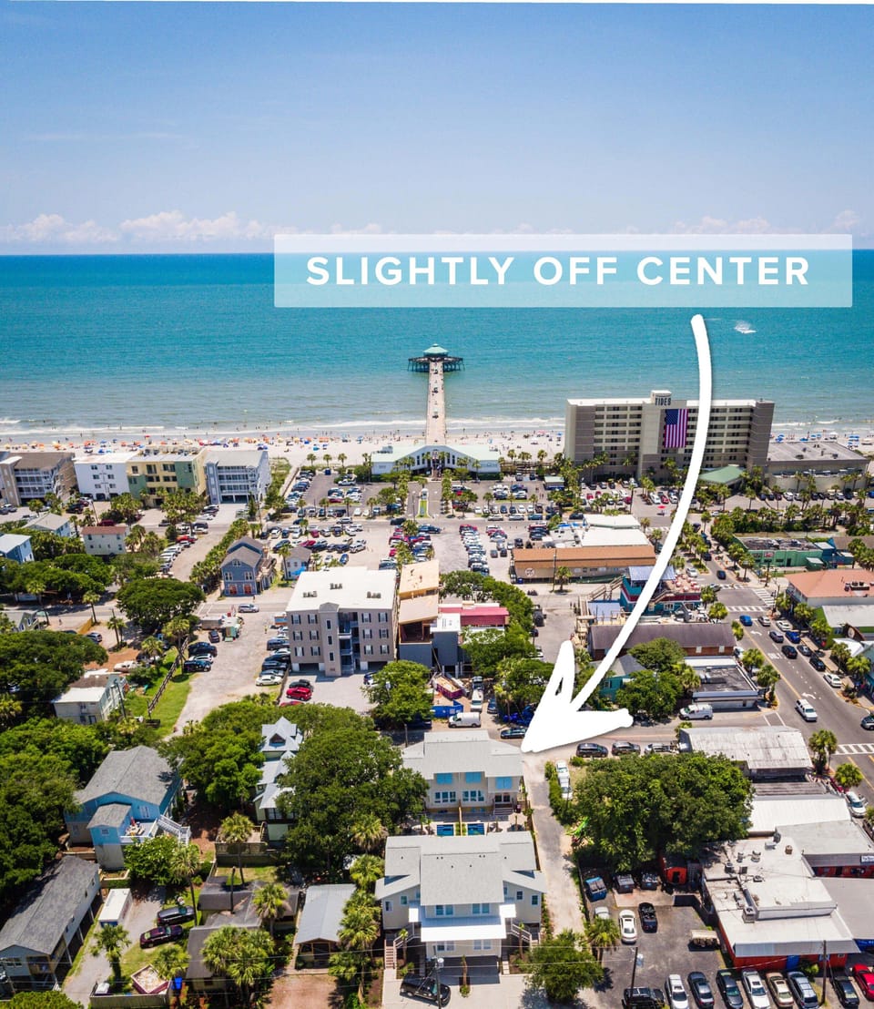 Two blocks to sand and a half block to Center Street with shopping and restaurants!