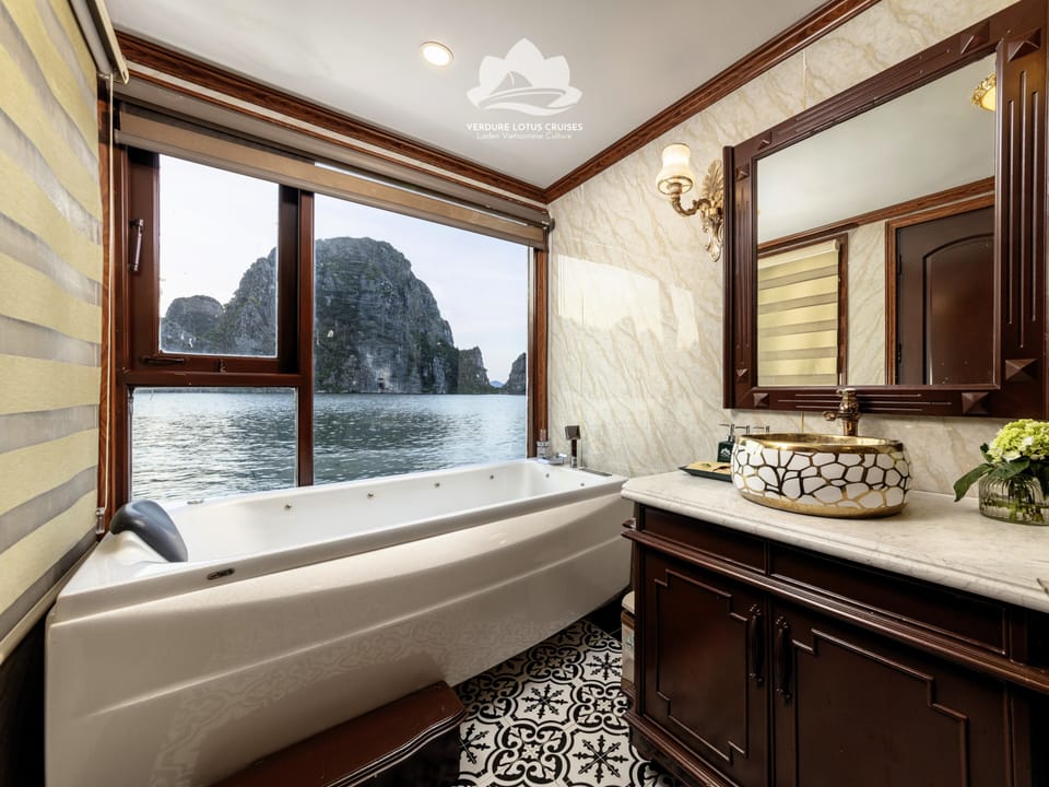 Combined shower/tub, jetted tub, hydromassage showerhead