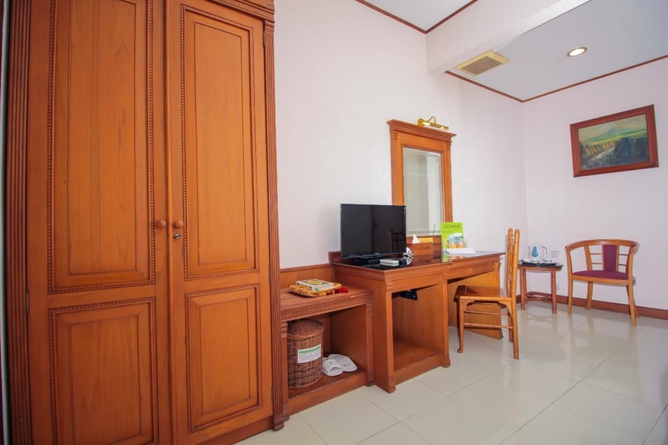 Desk, free WiFi, bed sheets