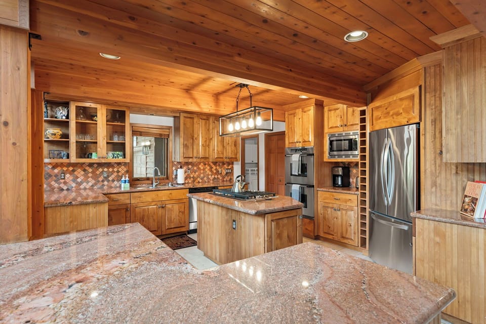 Large Kitchen - Donner Lake Vacation Lodge