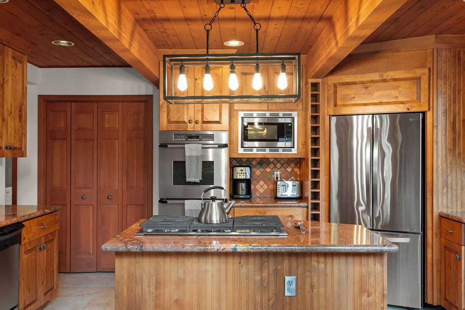 Kitchen Island - Donner Lake Vacation Lodge