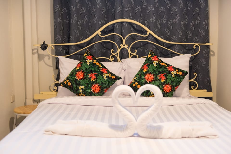Double Room with Shared Bathroom  | In-room safe, blackout drapes, soundproofing, free WiFi