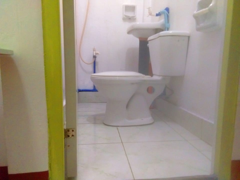 Budget Double Room | Bathroom | Shower, rainfall showerhead, free toiletries, slippers